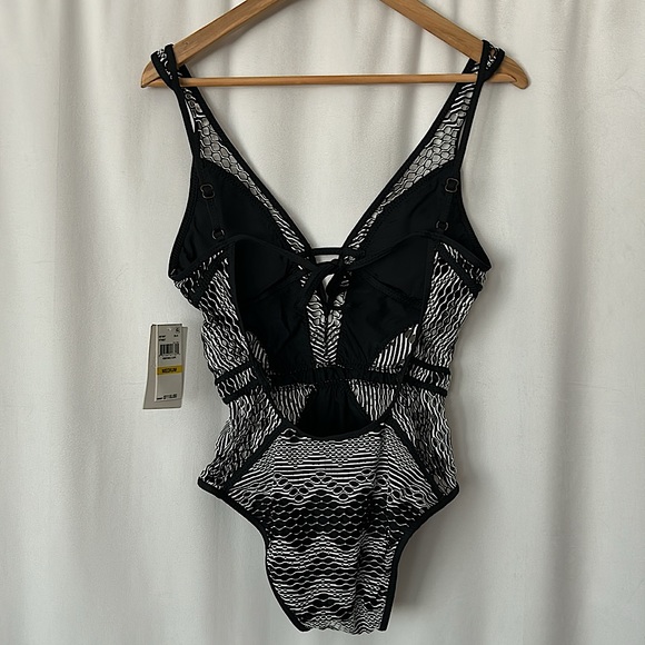 BECCA NWT Sexy Black/White One Piece Bathing Suit Swimsuit **Size M** 🔥🔥 - Picture 2 of 6